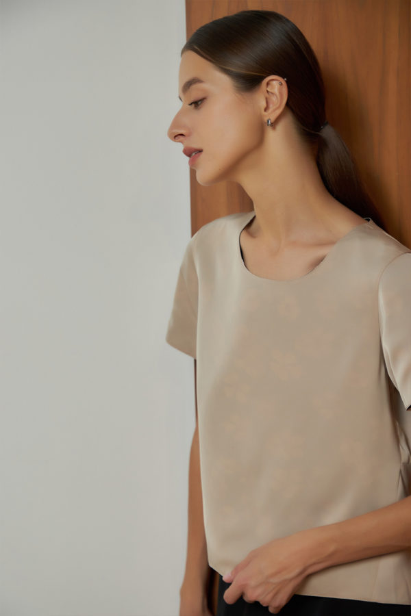 Reversible Basic Blouse II with black floral prints and solid beige