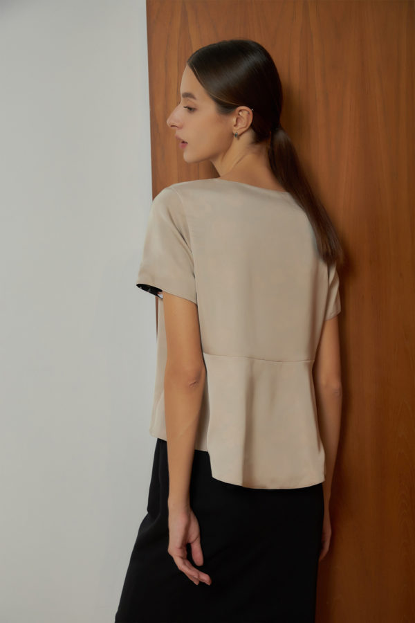 Reversible Basic Blouse II with black floral prints and solid beige