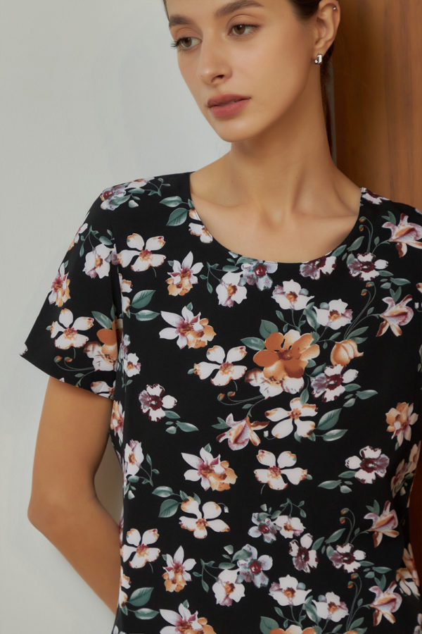 Reversible Basic Blouse II with black floral prints and solid beige