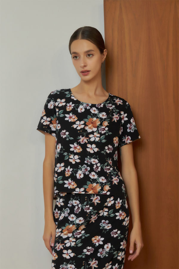 Reversible Basic Blouse II with black floral prints and solid beige